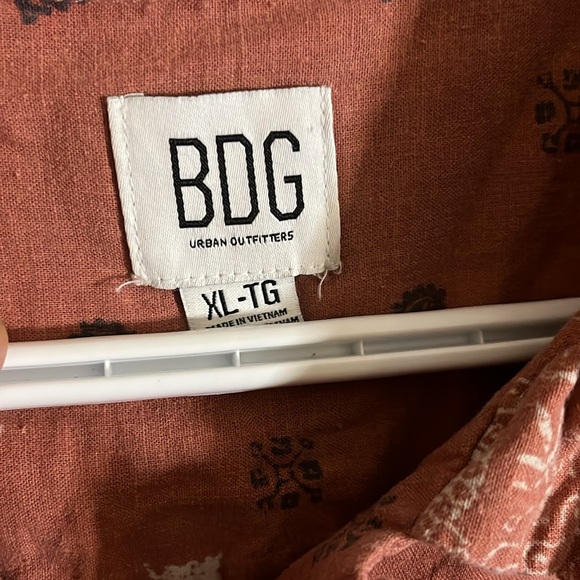 Linen blend button down vacation shirt. B6 - Picture 3 of 6